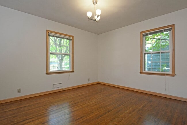 Building Photo - Beautiful 4 Bed 2.5 Bath Home in Minnetonka!