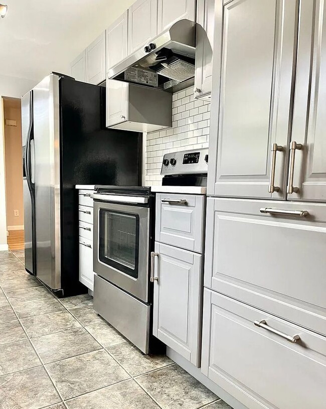 Building Photo - Beautiful Mid-Century four-bedroom Shoreline