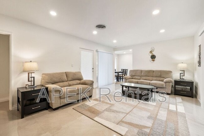 Building Photo - 1425 Vía Soledad