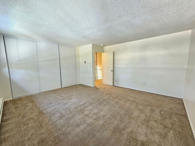 Building Photo - Southeast Reno Townhome - Close to Everyth...