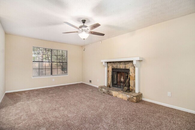 Building Photo - 4 Bedroom 2.5 Bath Home