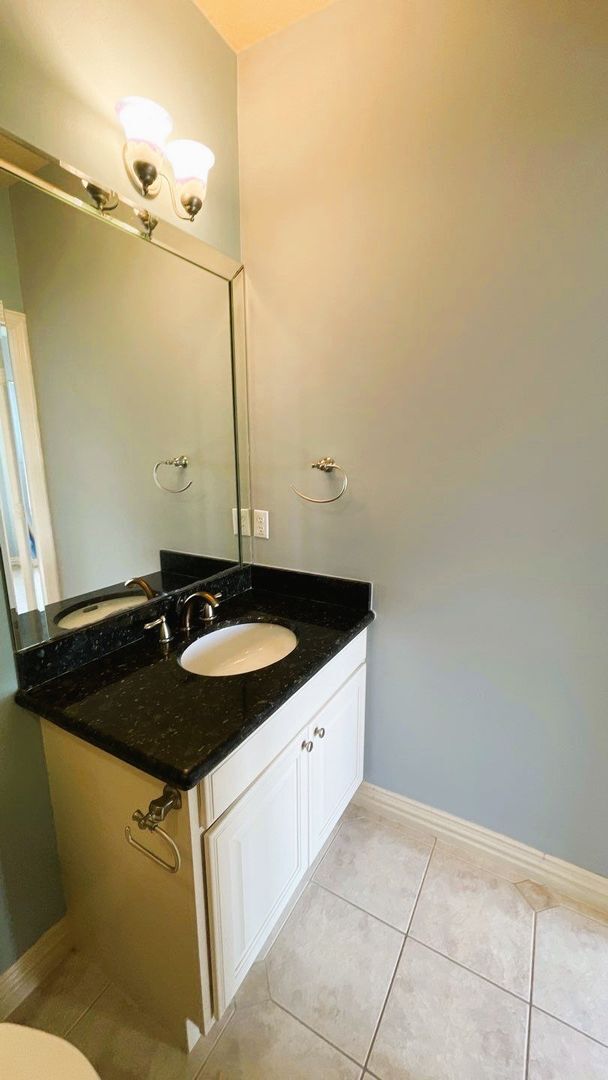 Building Photo - GORGEOUS Townhome in Inner Loop Gated Community **Ask about our NO CASH DEPOSIT option through OB...