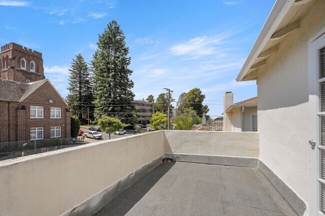Building Photo - North Berkeley 2 Bedroom Rare Finds!
