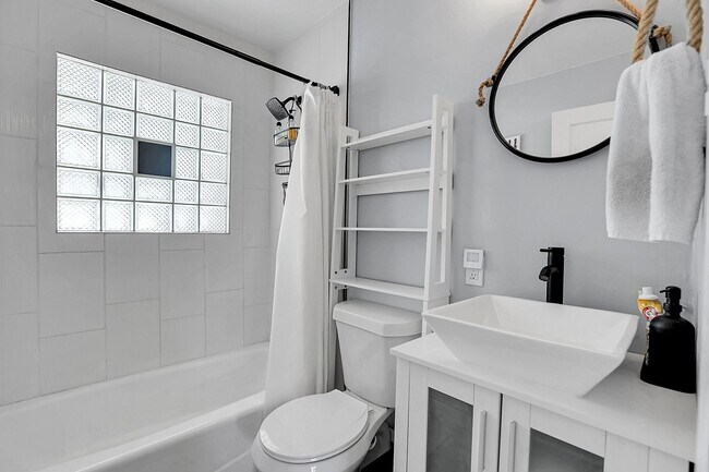 Building Photo - Modern and cozy 3 bedroom, 2 bath home