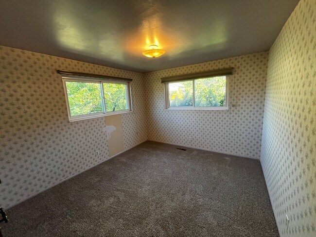 Building Photo - Beautiful 6 Bedroom/4 Bathroom in Centerville