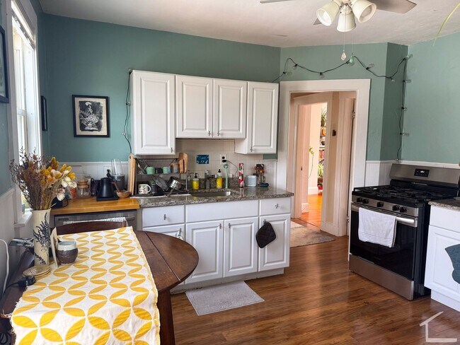 Building Photo - Beautiful Sunny Brighton 3-Bed w/ Parking
