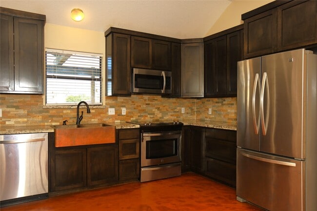 Building Photo - 218 Hickory St