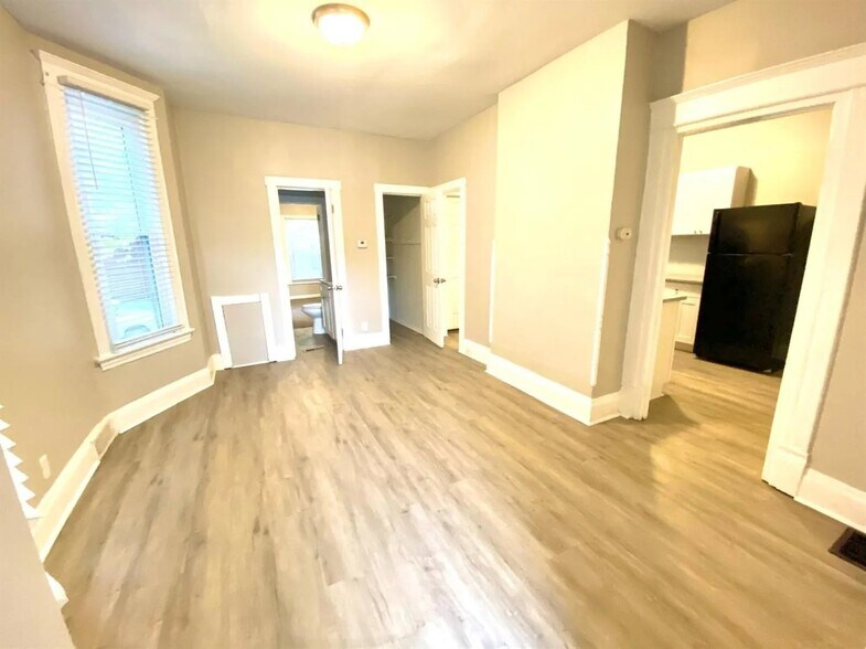 Building Photo - 3505 Woodburn Ave