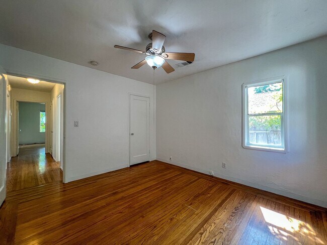 Building Photo - 165 Gesford St