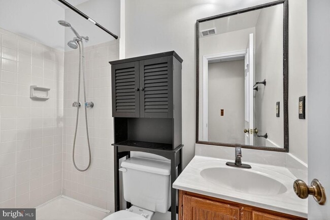 Building Photo - 6076 Heatherwood Dr