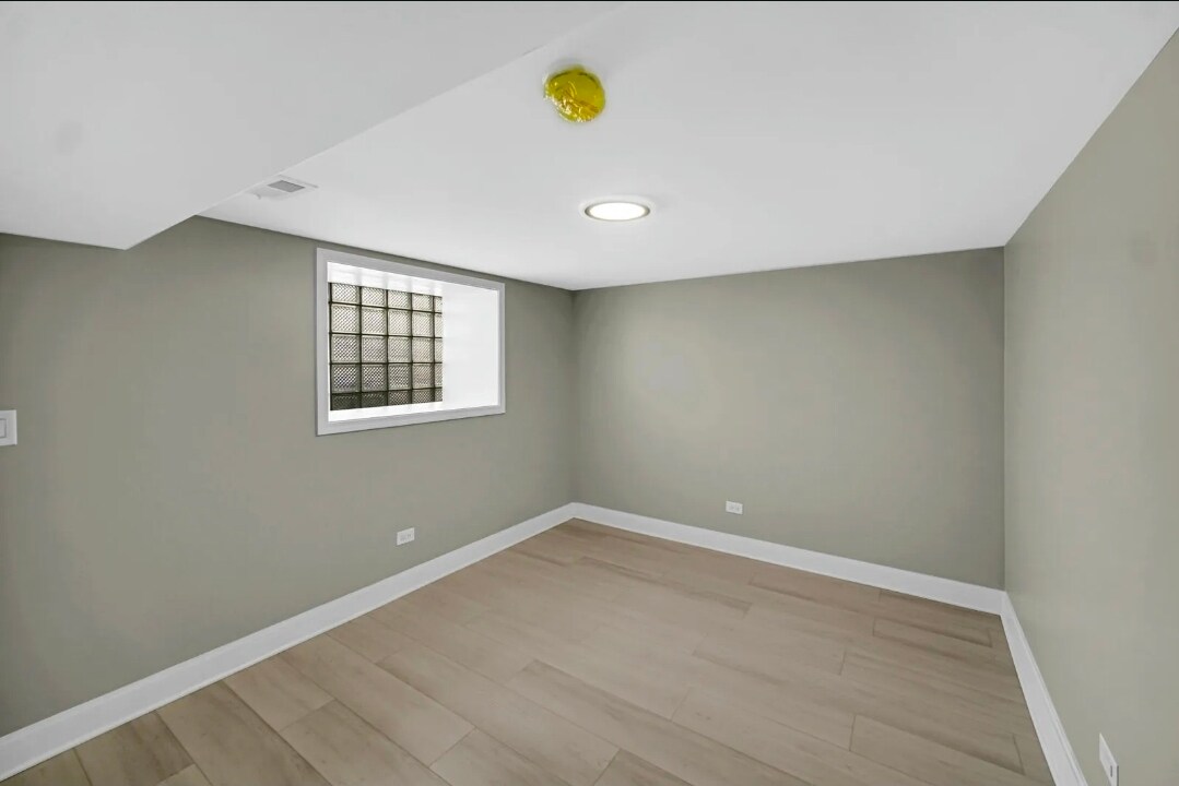 Building Photo - 5626 S Wells St