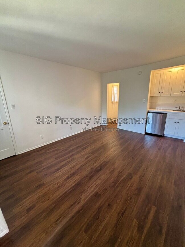 Building Photo - 4371 Sunset Dr