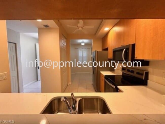 Building Photo - Fantastic totally renovated 2 bedroom 2 bath condo in Van Loon Commons.