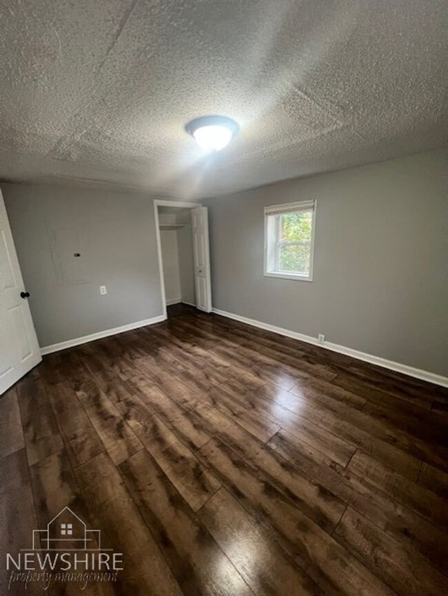Building Photo - Charming 2BR Home with Large Front Porch & Spacious Kitchen