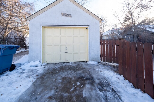 Building Photo - 2626 N Vincent Ave