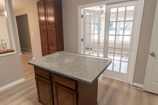 Building Photo - 3006 Lynnwood Dr