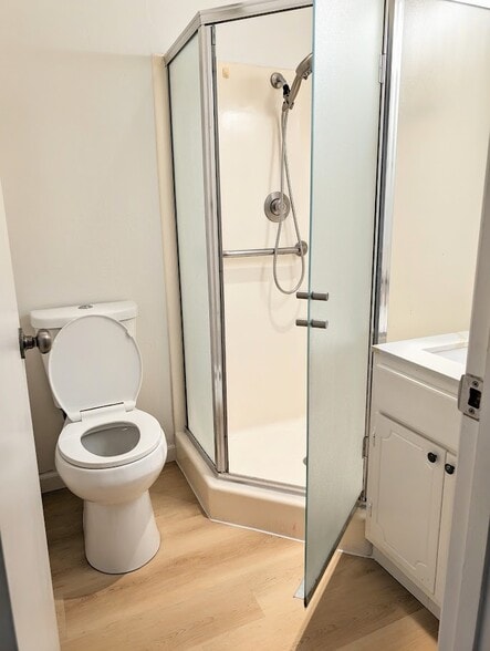 Full bath - 398 Parrott St