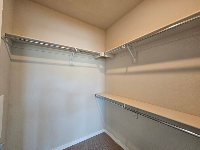 Building Photo - Gorgeous and Bright 2 Bed 2 Bath Large 3rd...
