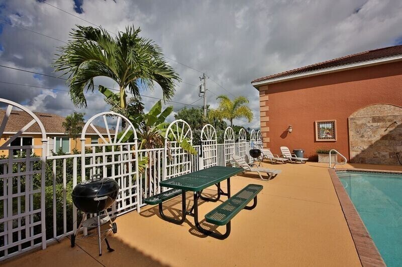 Building Photo - Santa Barbara Villas