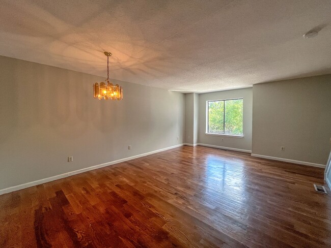 Building Photo - 2 Bed/ 1.5 Bath- Renovated Duplex Condo W/...