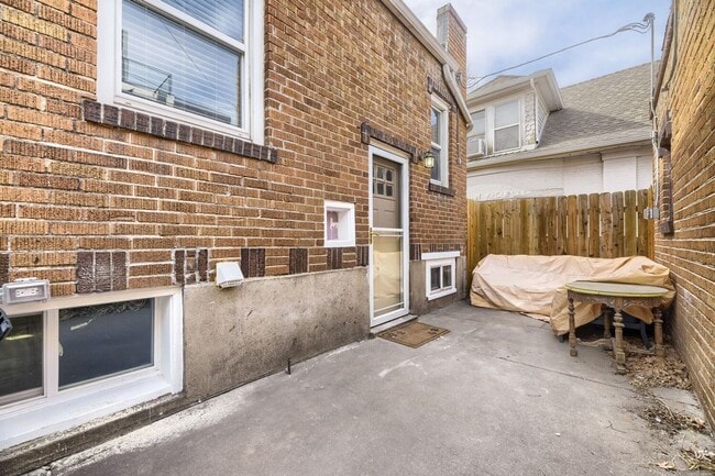 Building Photo - LOCATION LOCATION! Charming and updated bungalow located just west of Wash Park!!  Move in Specia...