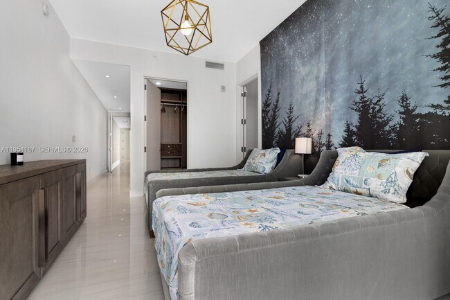 Building Photo - 16901 Collins Ave