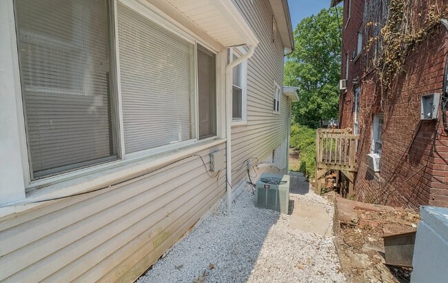 Building Photo - 935 Somerset Dr