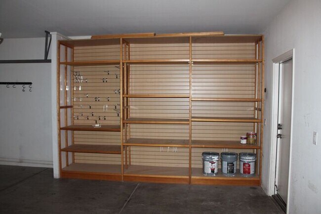 Building Photo - 3 Bedroom in Lyons Gate!