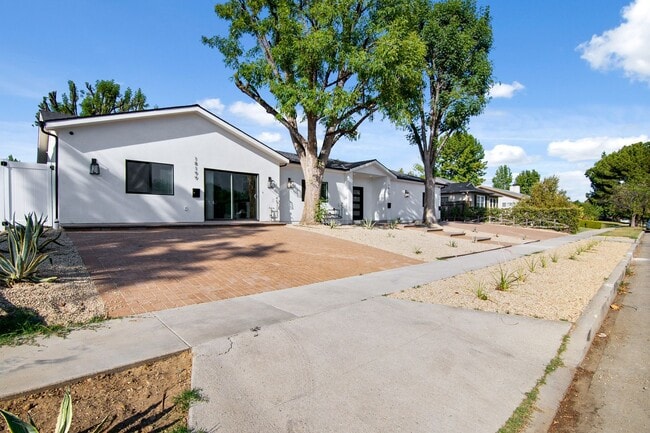 Building Photo - Modern 5 bedroom House for lease in Northr...