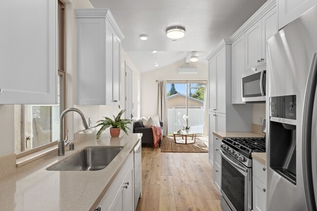 Building Photo - Charming 1 bed/1 bath Detached Guest House...