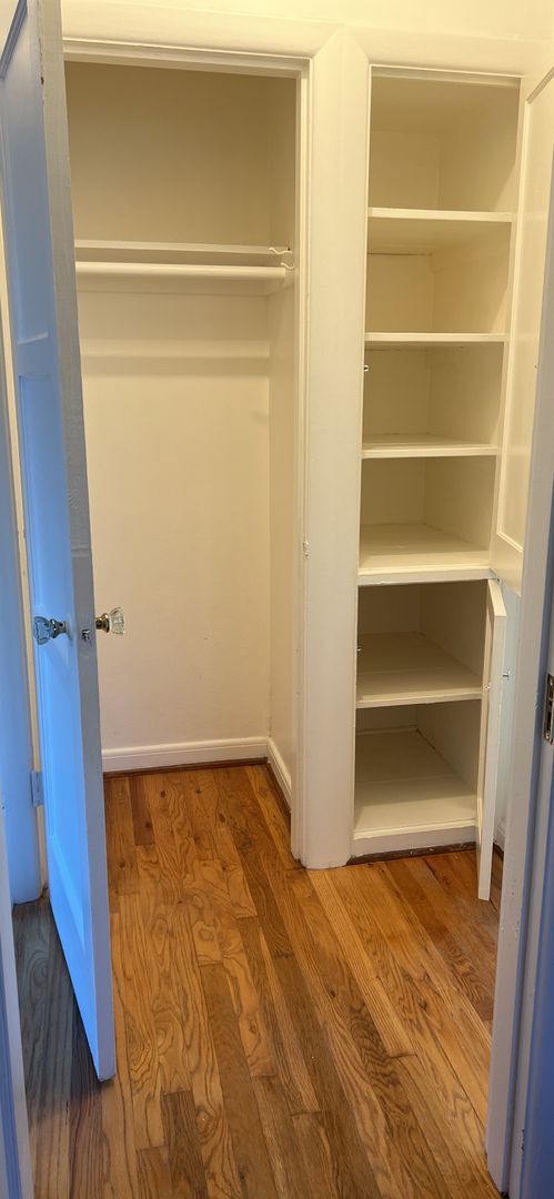 Building Photo - Be a Star in our Vintage 1 Bedroom Hollywood Apartment