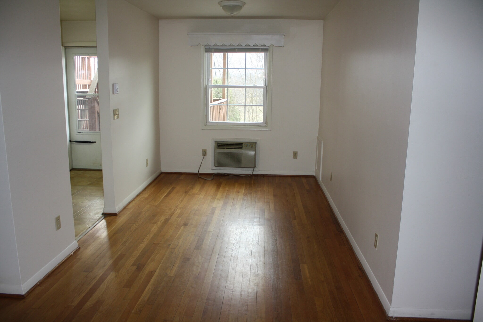 Dinning - 1615 W Main St