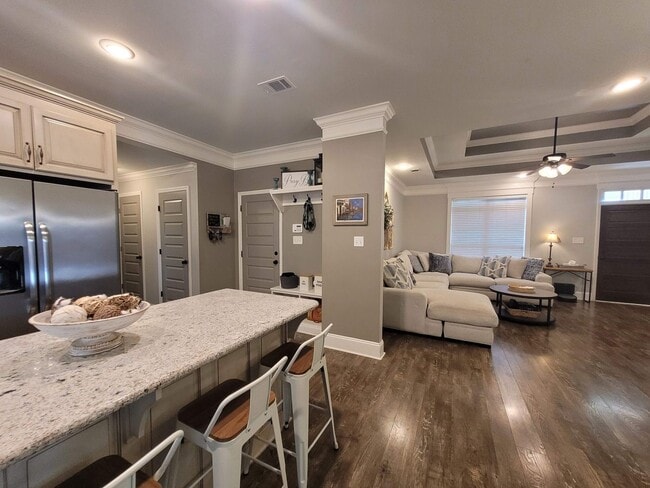 Building Photo - Beautiful 4BD/2BA Home with Screened Patio...