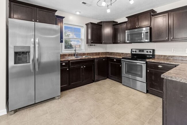 Building Photo - Well-Maintained 3 Bedroom, 2 Bath Home