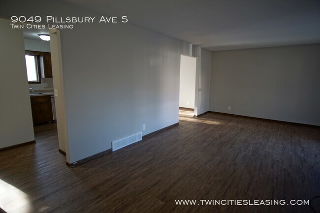 Building Photo - 3 Bedrooms Top Level w/ Full Bath - 2 Car ...