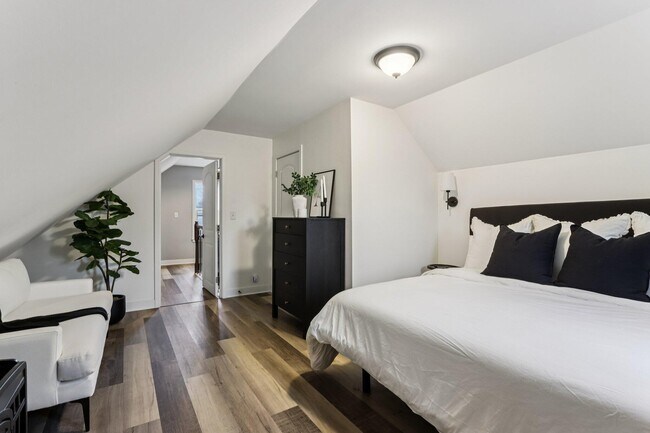 Building Photo - 6463 N Garden Grove Ln