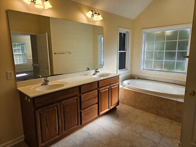 Building Photo - Beautiful 4 bedroom, 2.5 bath home in the ...