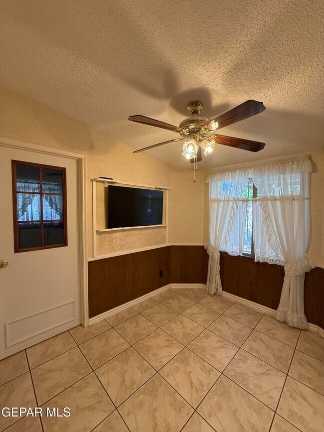 Building Photo - 10449 Chinaberry Dr