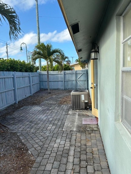 Building Photo - 233 Pine Terrace