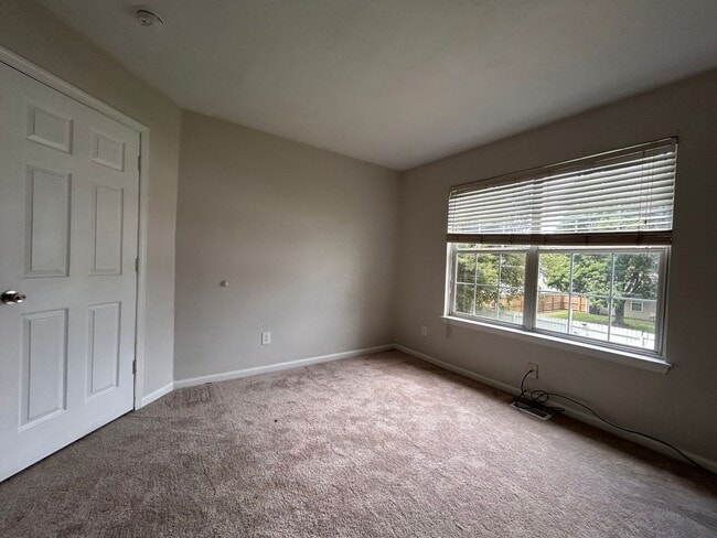Building Photo - Spacious & Updated 4-Bedroom Gem in the He...