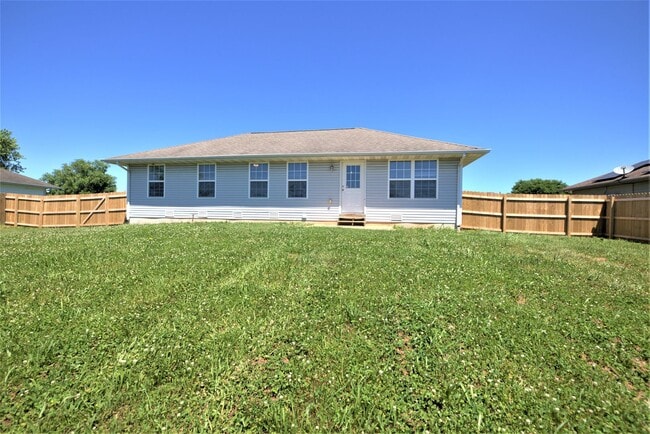 Building Photo - 3 Bedroom in a Convenient Location