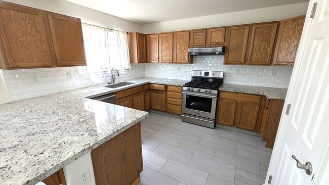 Building Photo - Immaculate 4 Bedroom 2.5 Bath Home