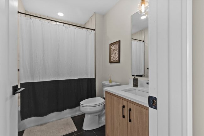 Building Photo - 457 W Broadway