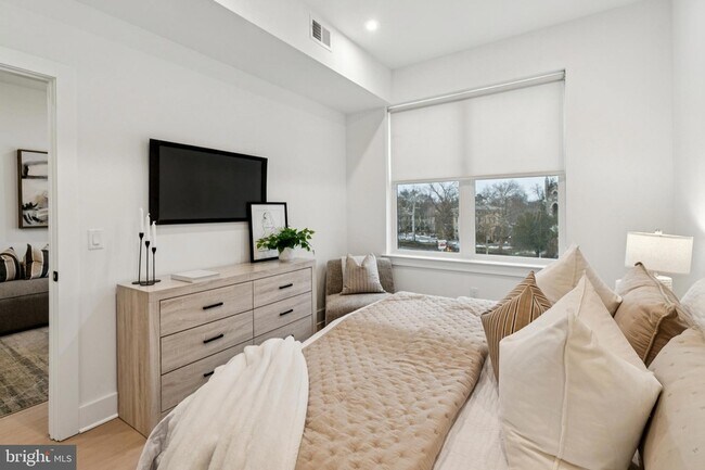 Building Photo - 30 W Allens Ln