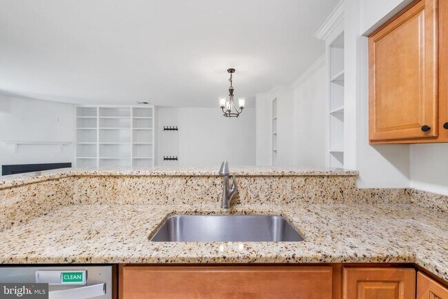 Building Photo - 6910 Victoria Dr