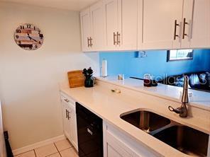 Building Photo - 2525 W Bay Dr