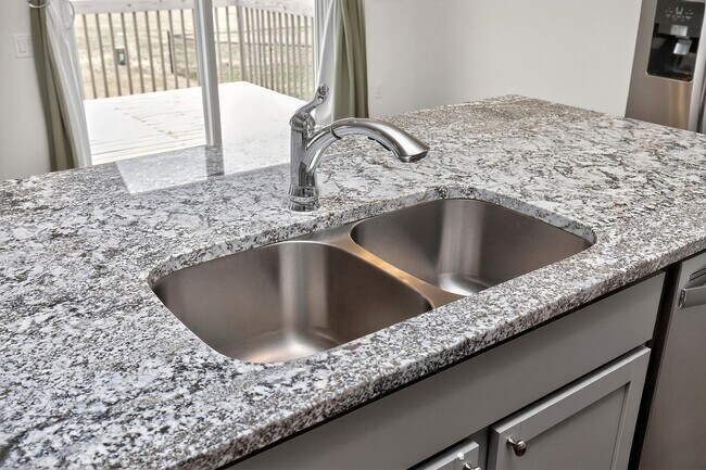 Building Photo - BEAUTIFUL CORNER LOT!! 3 Bedroom, 2 Bathroom Home in Des Moines!