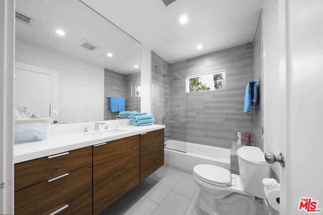 Building Photo - 848 N Las Palmas Ave