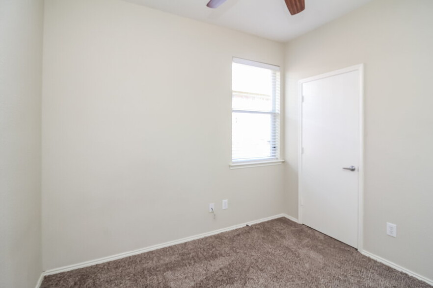 Building Photo - 10005 Blue Bell Dr