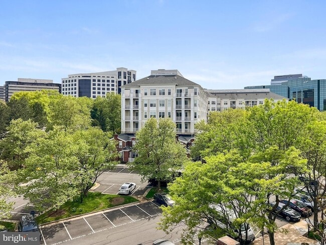 Building Photo - 1641 International Dr